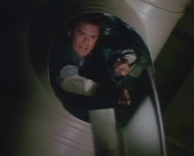 Angus MacGyver Trucs et Astuces - 3x02 A La Recherche de l'Amour Perdu 2 - MacGyver dans la conduite d'a�ration